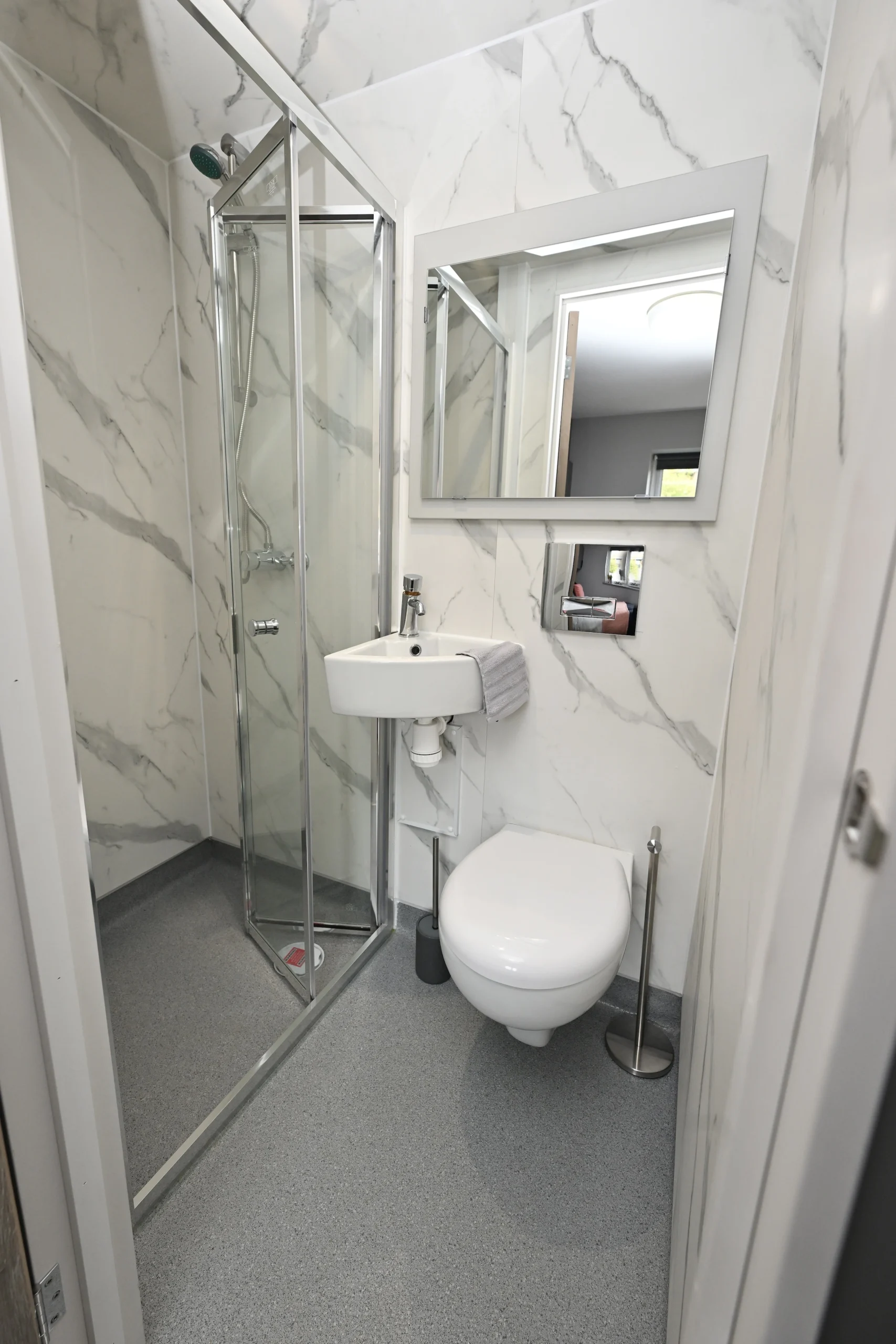 Orlando Village Gold Shower Room